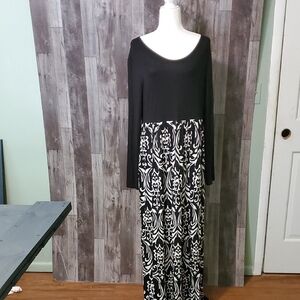 Elegant Black and White Maxi Dress